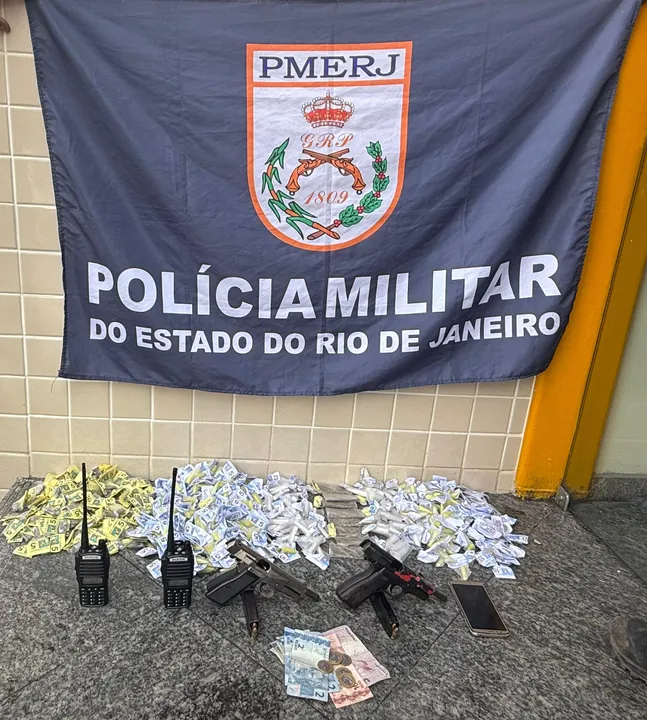 Um  homem foi baleado e outro preso com drogas e armas