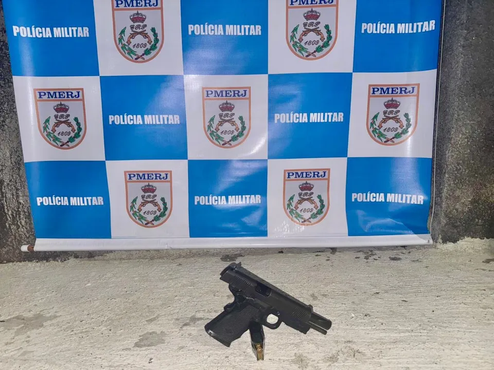 Na ação, ainda de acordo com a polícia, foi apreendida uma pistola