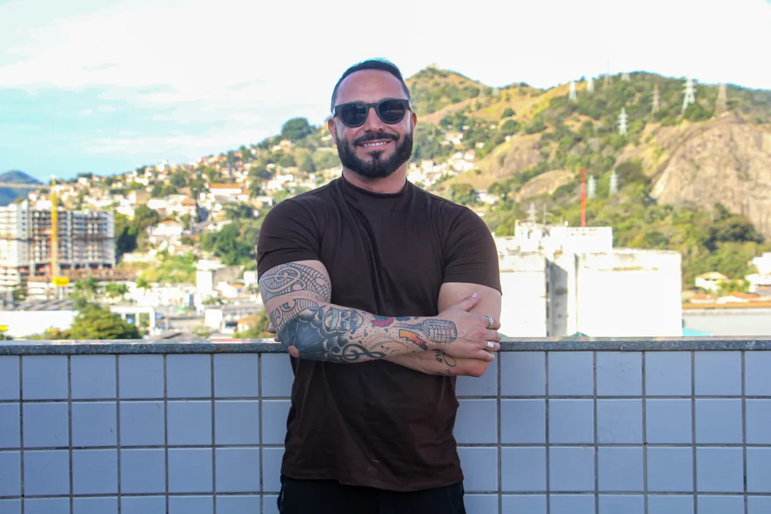 Cantor iniciou a carreira ainda na juventude e é responsável por projetos em diferentes estilos musicias