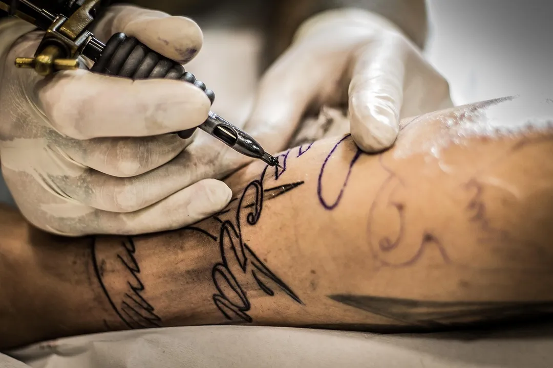 A medida veda especificamente a sedação, anestesia geral e bloqueios anestésicos periféricos para tatuagens