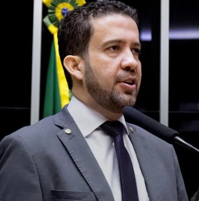 Janones está suspenso da função desde julho, após a direção da Câmara pedir a suspensão cautelar do mandato do parlamentar por três meses