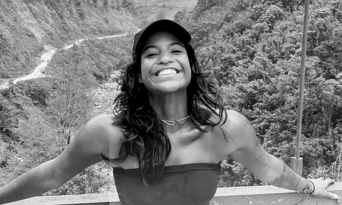A jovem, de 26 anos, morreu após cair em uma trilha do vulcão Rinjani, na Indonésia