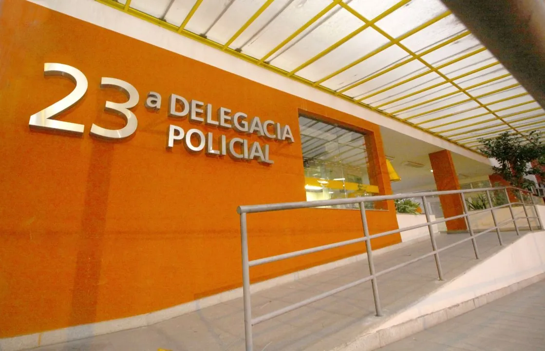 Os corpos foram deixados na madrugada desta segunda-feira (2)