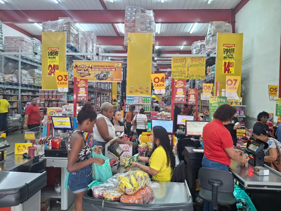 Mesmo com preços variáveis, muitas famílias continuam a tradição de encher as ruas de alegria