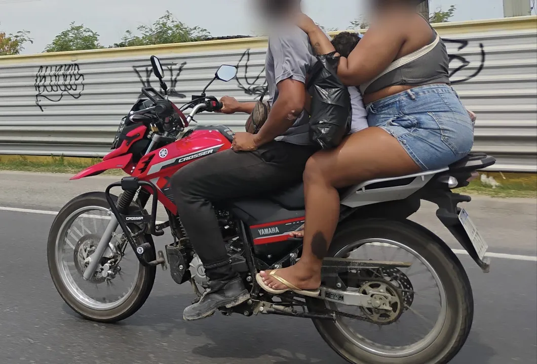 Os acidentes ocorrem em diferentes pontos da cidade e quase sempre envolvem motos conduzidas em alta velocidade, transportando crianças sem os equipamentos de segurança adequados