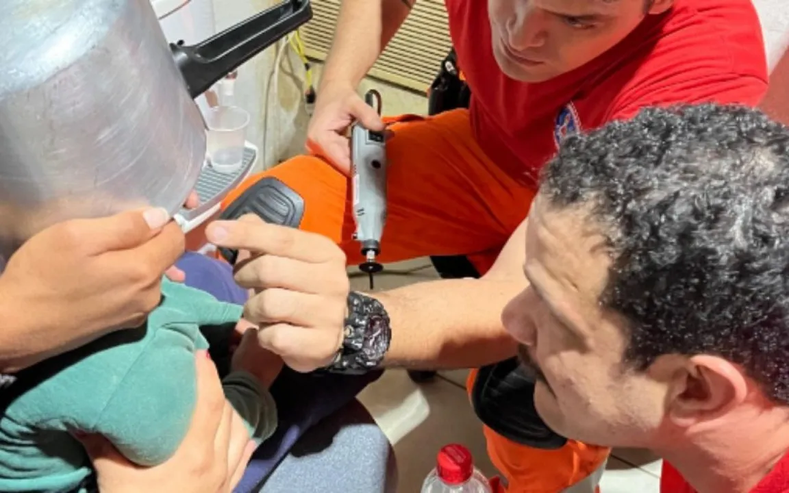 A criança de 2 anos foi socorrida por profissionais do Corpo de Bombeiros