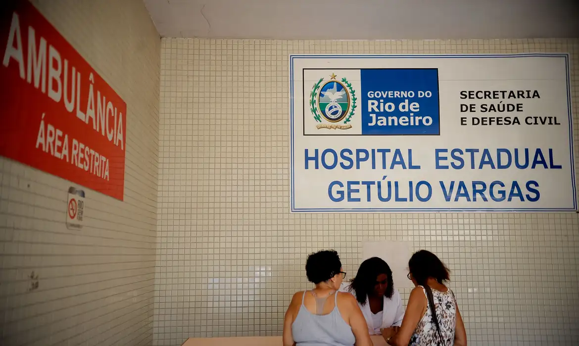 Ele passou por cirurgia e permanece internado no Hospital Estadual Getúlio Vargas