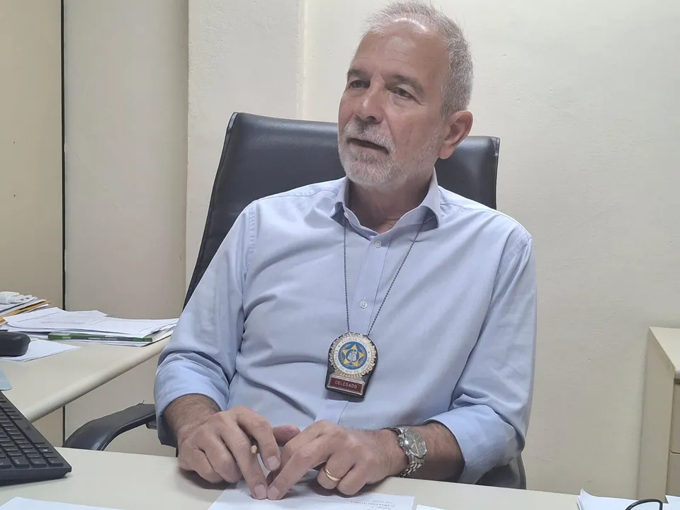 Dr. Cláudio informou que o suspeito tem uma extensa ficha criminal, com passagens por tráfico de drogas e posse ilegal de arma de fogo