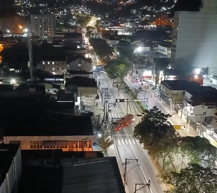 Dois ônibus foram atravessados na pista