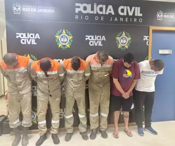 Seis homens com uniformes da Light foram presos roubando cabos subterrâneos no Centro do Rio