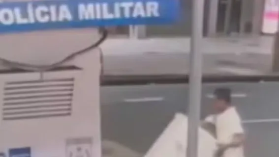 Homem furta geladeira de cabine da PM