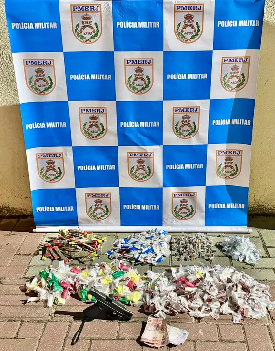 Os agentes apreenderam 1 pistola, material entorpecente e dinheiro em espécie