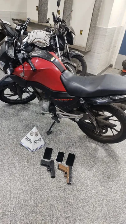 Com os suspeitos foram apreendidos dois simulacros de arma de fogo tipo pistola, três aparelhos celulares e a motocicleta utilizada na ação