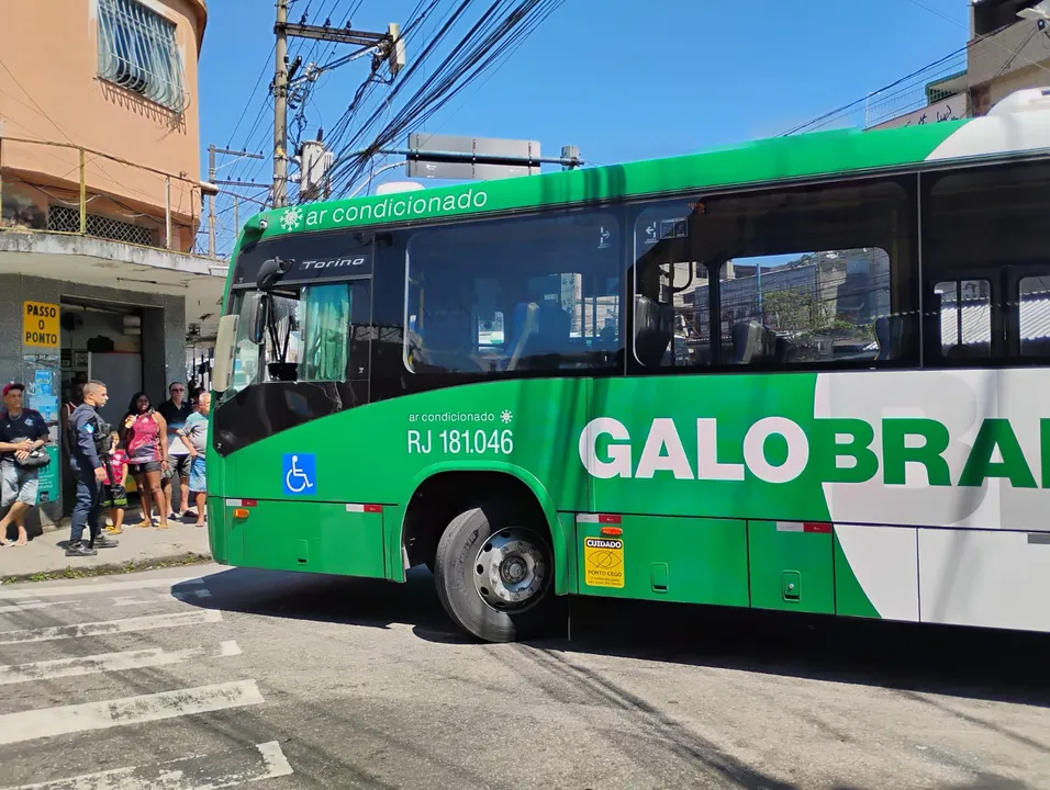 Um caminhão reboque e três ônibus foram usados por criminosos como barricadas