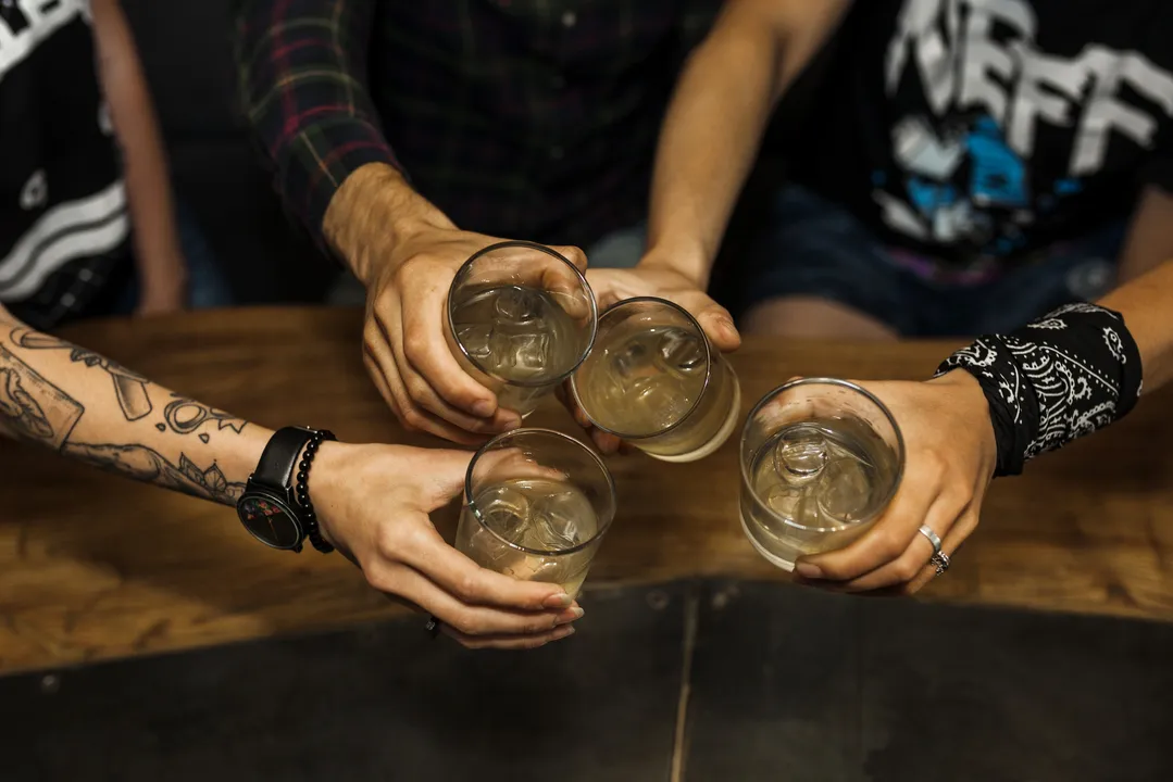 Os anúncios falsos sobre reagentes capazes de identificar metanol nas bebidas direcionam os usuários a sites criados por criminosos