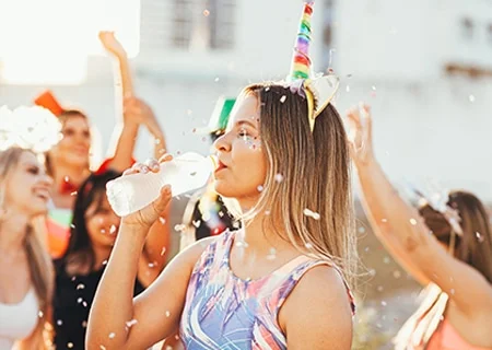 Embora o clima de festa traga alegria e descontração, é importante lembrar que o excesso de bebida alcoólica, a exposição ao sol, o cansaço e a alimentação inadequada podem impactar negativamente a saúde dos foliões