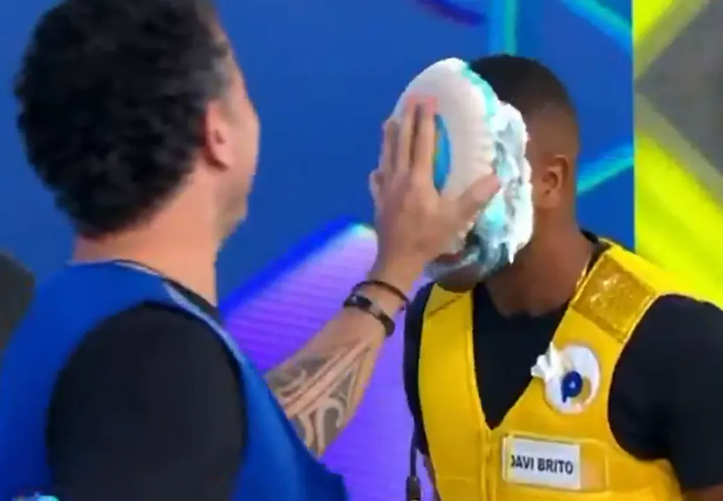 Davi Brito leva tortada no rosto após responder "limonada"