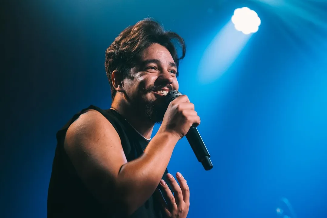 O artista apresenta um show inédito