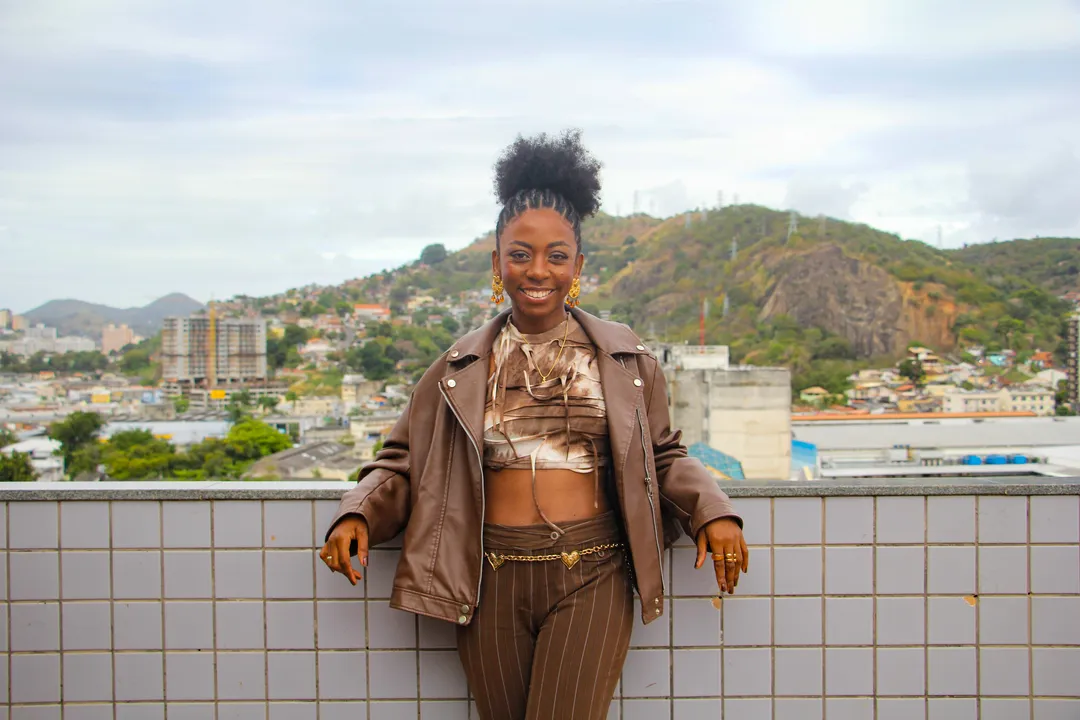 Artista de São Gonçalo cantou trecho de nova canção e falou sobre o primeiro álbum, previsto para o início de 2026