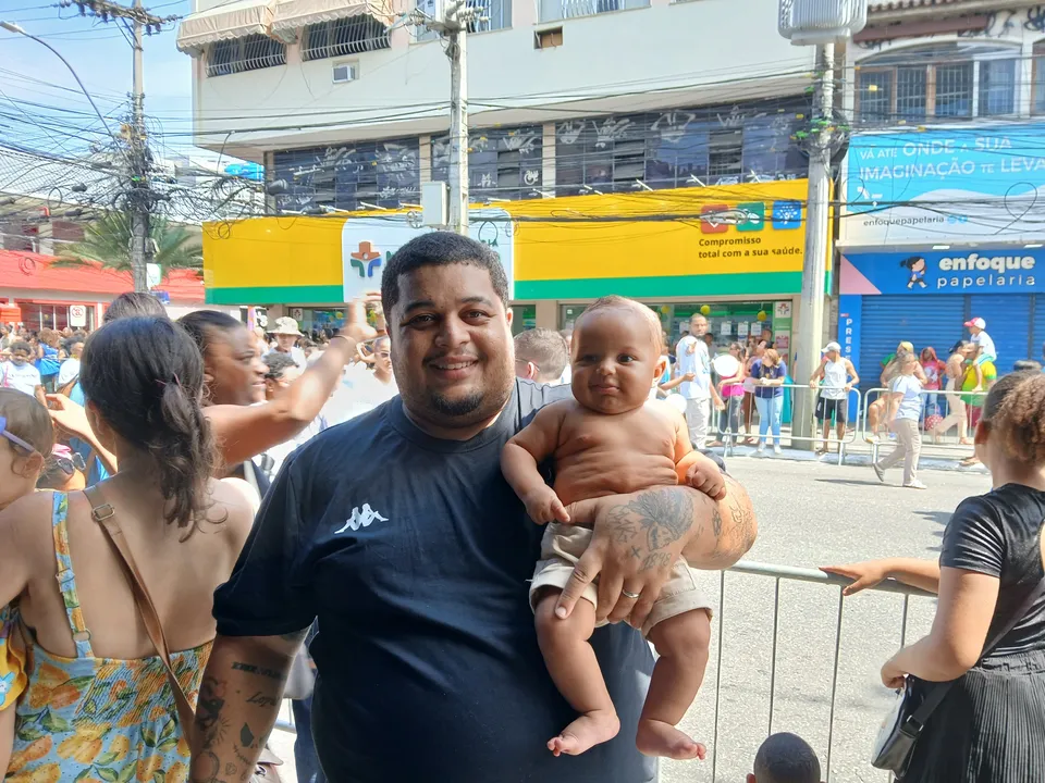 O gonçalense Ygor Braga já desfilou pelas escolas da cidade e, hoje, leva os filhos para prestigiar a celebração