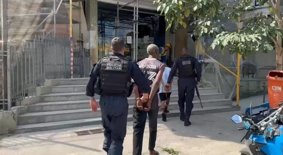 Durante a abordagem, os policiais prenderam dois suspeitos, um deles com extensa ficha criminal