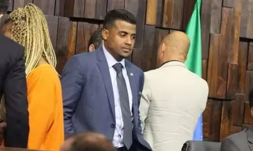 Parlamentar é investigado por corrupção, lavagem de dinheiro e venda de armas para o Comando Vermelho; assessor e traficante foram presos
