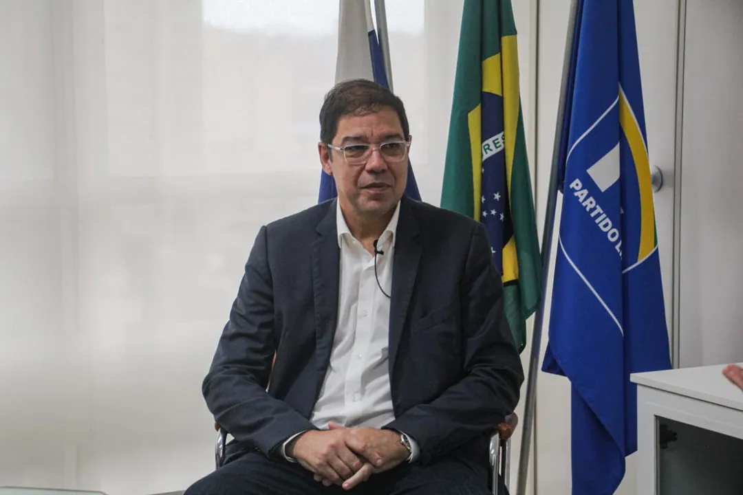 Nascido em Niterói e criado em São Gonçalo, Altineu iniciou sua trajetória na vida pública na cena política gonçalense