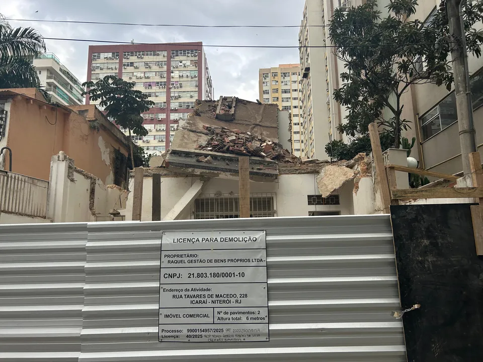 Casa desaba no início desta manhã deixando um homem ferido