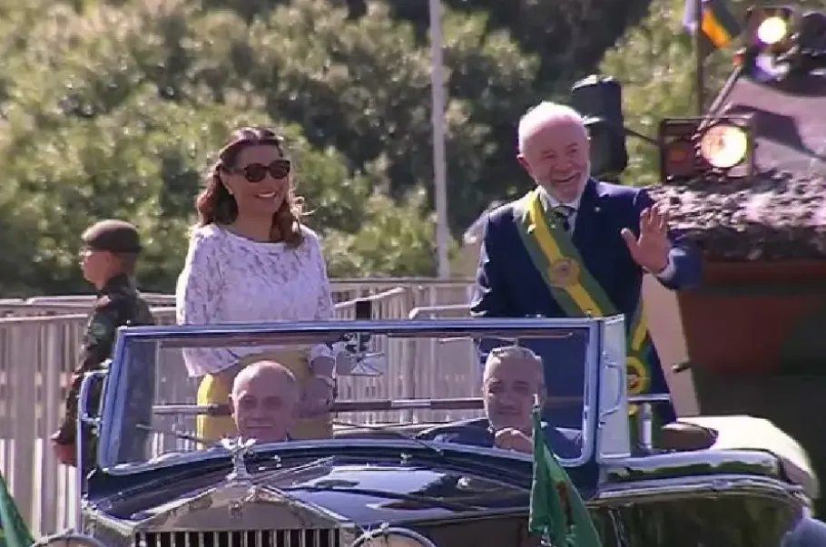 Lula e Janja desfilam em carro aberto