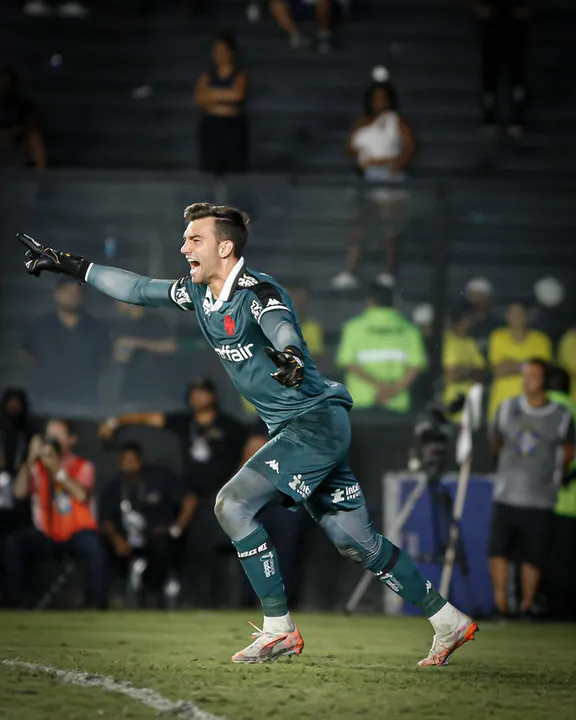 Léo Jardim foi o herói da classificação do Vasco na Copa do Brasil, contra o Operário