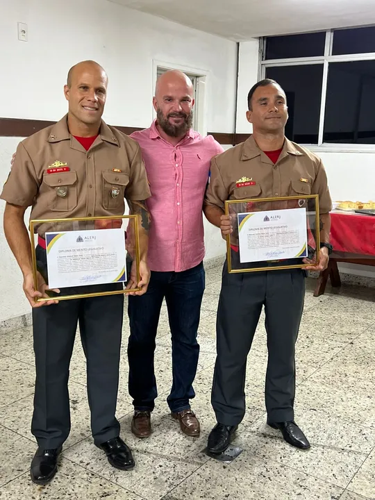 O cabo Bruto e o soldado Bruno, ambos do 4° Grupamento Marítimo dos Bombeiros, viralizaram nas redes sociais com as imagens do resgate