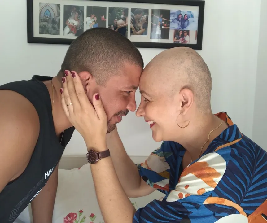 Adriano fez questão de acompanhar a esposa na ida à Oncomed
