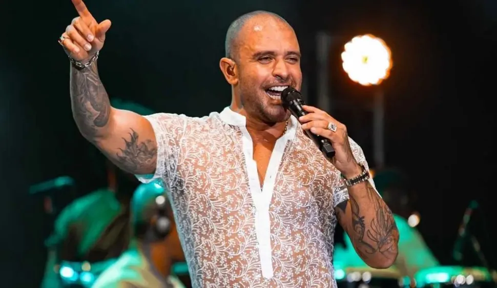 Diogo Nogueira responde provocações em show com xingamentos
