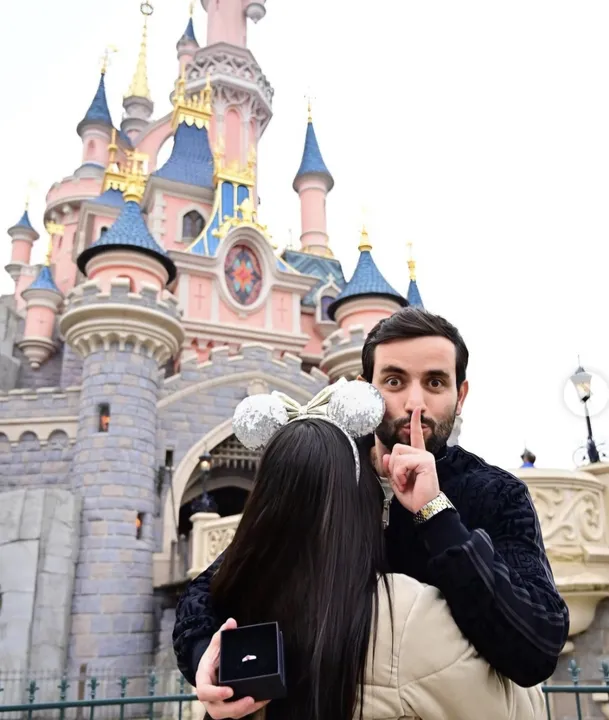 O casal está em uma viagem de férias à Disney Paris