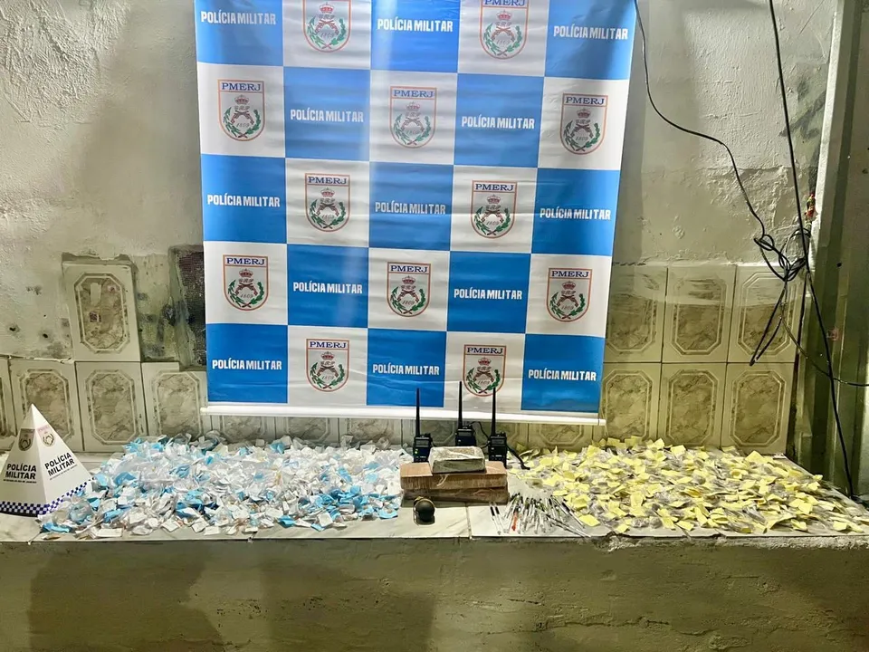 Materiais apreendidos incluem crack, maconha e rádios transmissores