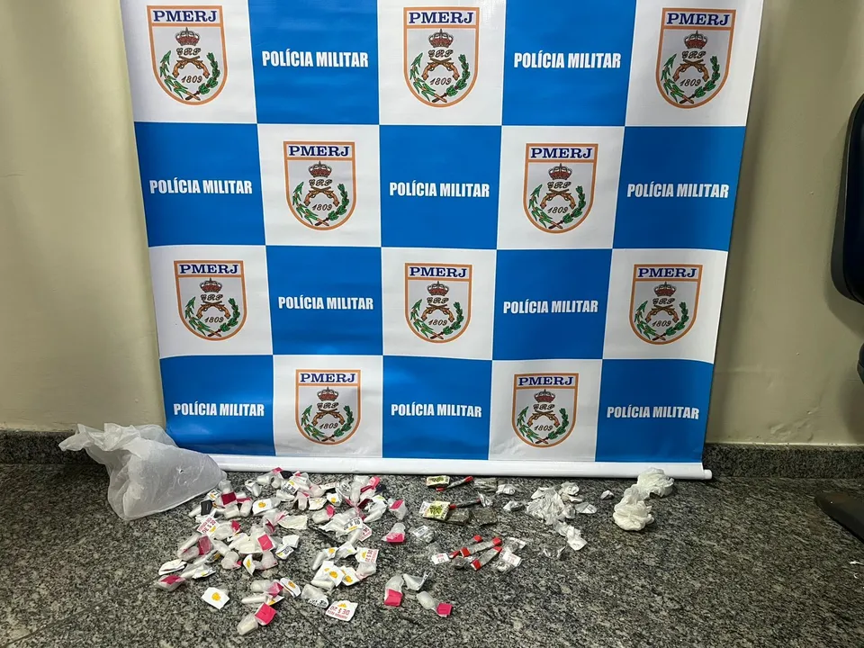 Um dos presos tentou se livrar de uma sacola com as drogas