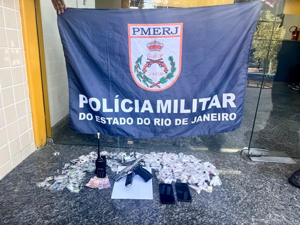 A PM apreendeu uma pistola, farto material entorpecente, dinheiro em espécie, dois aparelhos de celular e um rádio transmissor