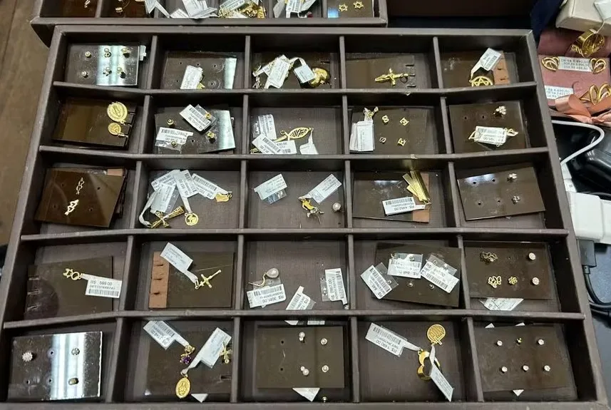Dois homens - um de 57 e outro de 19 - foram presos pelo crime