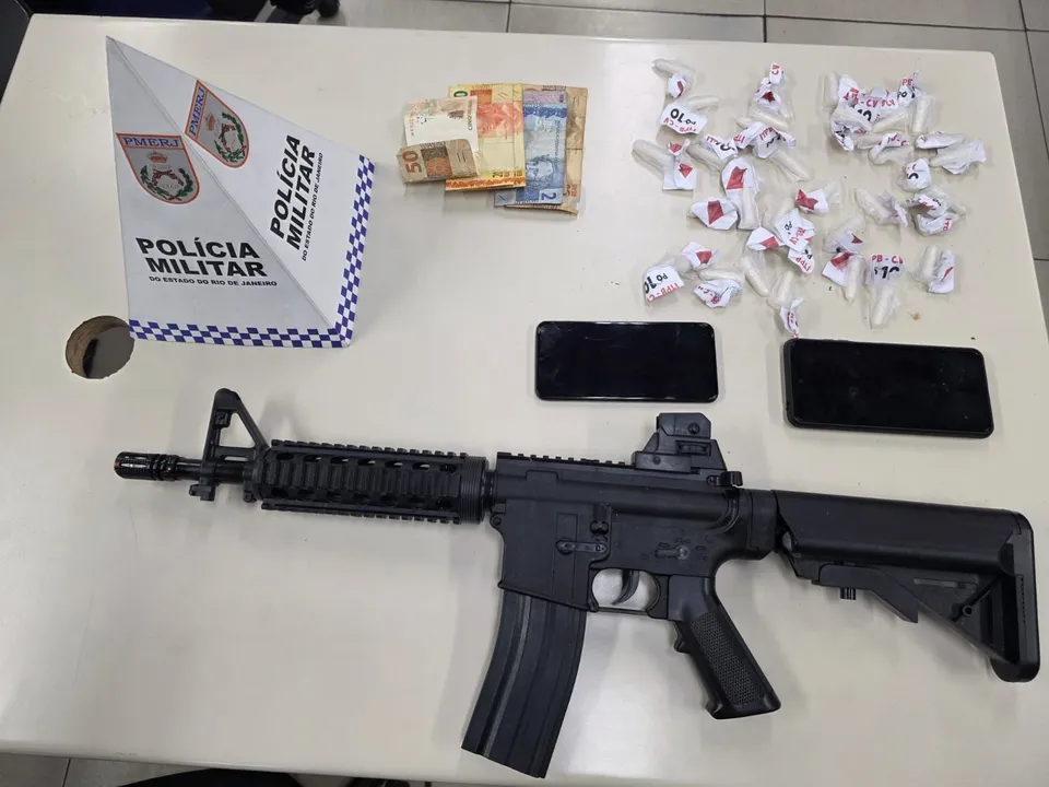 Policiais apreenderam entorpecentes, celulares, dinheiro e uma réplica de arma de fogo