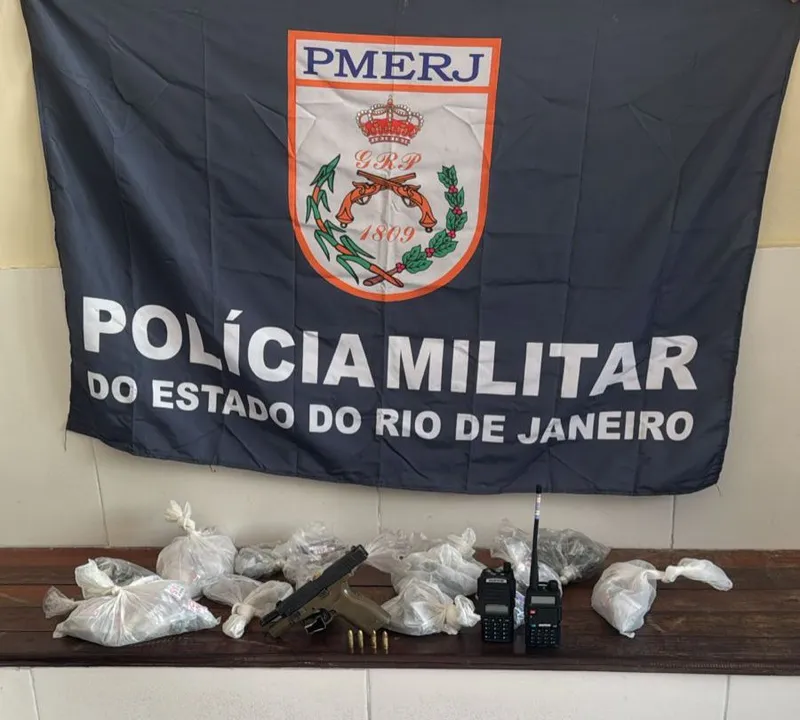 Os agentes realizaram um cerco e, após buscas no local, conseguiram deter os homens e localizar o material ilícito