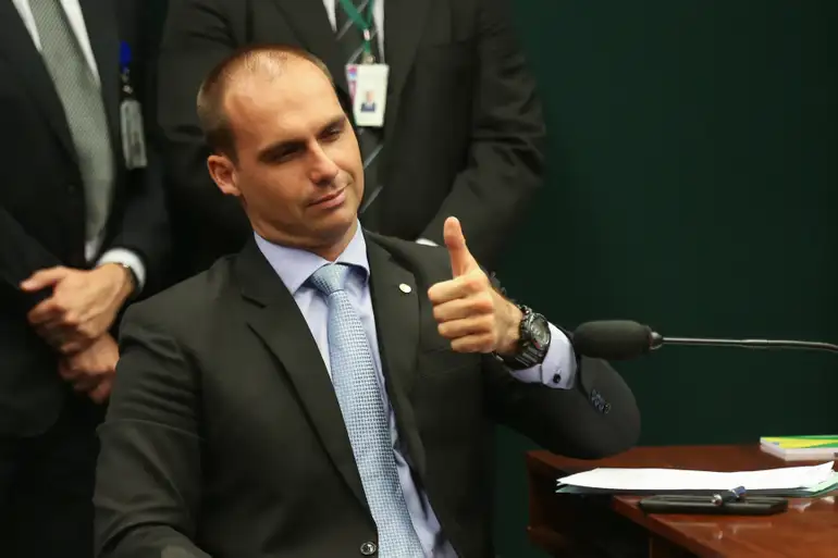 Informações foram conseguidas pela PF em mensagens trocadas entre Eduardo e o pai, o ex-presidente Jair Bolsonaro