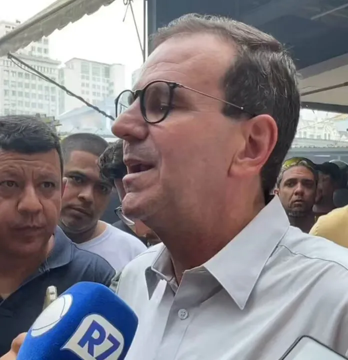 Prefeito em entrevista coletiva no local do incidente