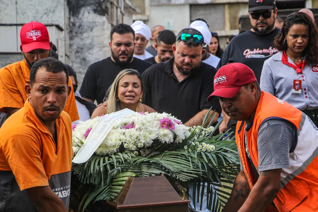 O último adeus à jovem aconteceu às 13h, no Cemitério Municipal de Itaboraí