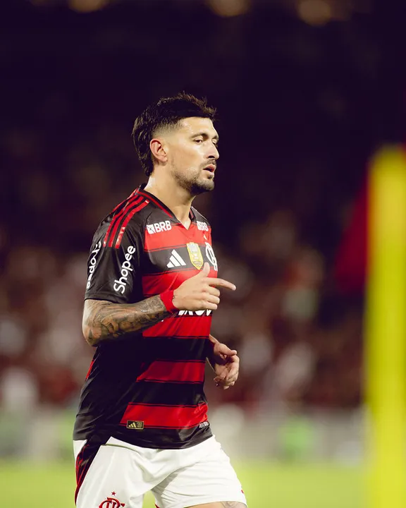 Arrascaeta volta ao Flamengo após cumprir suspensão no meio da semana