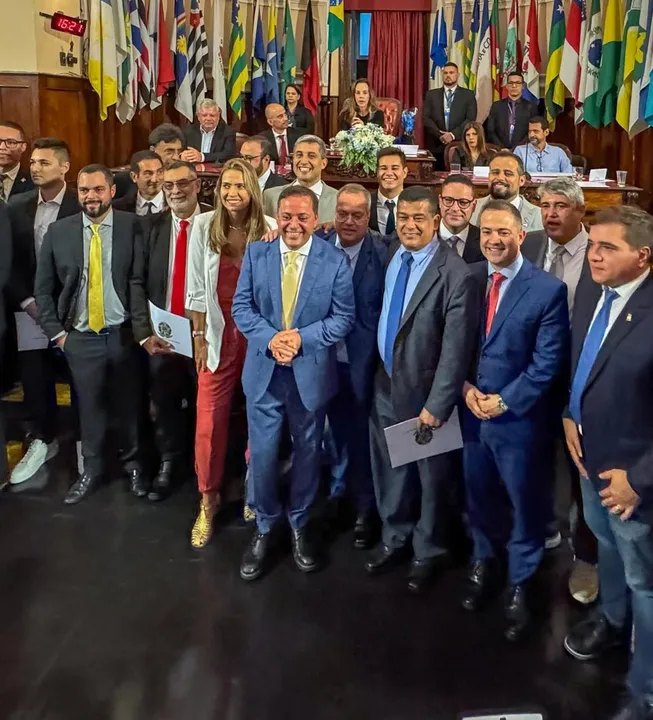 Rodrigo Neves, a vice-prefeita Isabel Swan, e os vereadores foram diplomados na Câmara Municipal