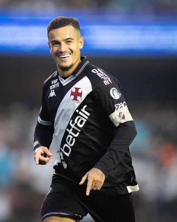 Coutinho marcou duas vezes na goleada de 6x0 do Vasco sobre o Santos, neste domingo (17)