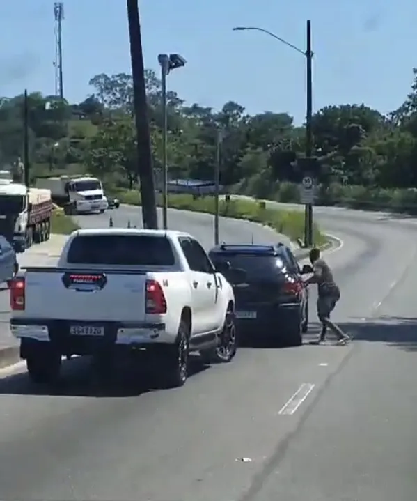 Criminosos renderam uma motorista e roubaram o veículo em plena luz do dia, na RJ-106