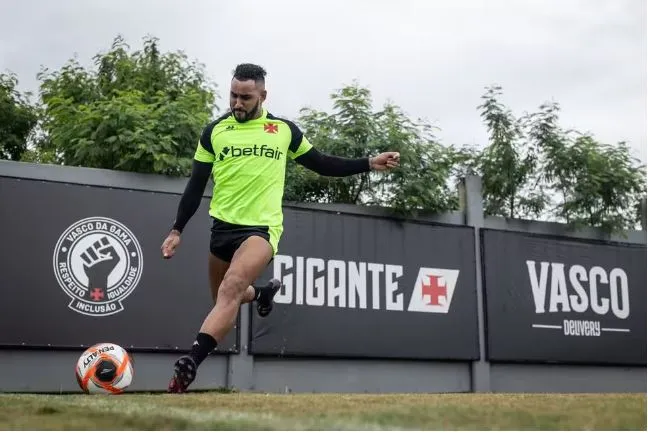 Payet marcou um dos gols da vitória do Vasco no jogo-treino desta quinta (16)