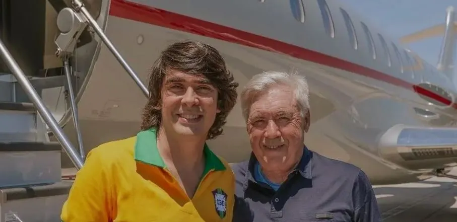 Diego Fernandes ao lado do novo técnico do Brasil, Carlo Ancelotti