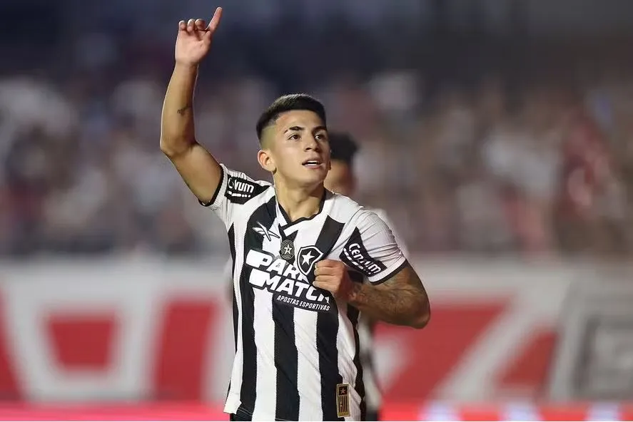 Almada voltou a ser jogador do Botafogo nesta terça-feira (1º)